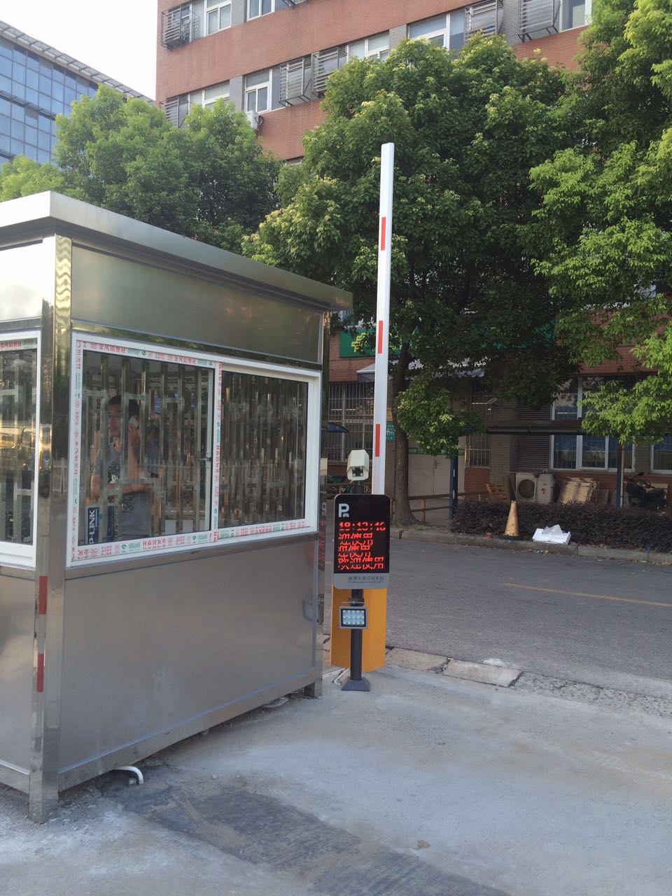 上海翼霸市政工程|不銹鋼崗亭|小區保安崗亭|車位線|車牌識別|道路劃線